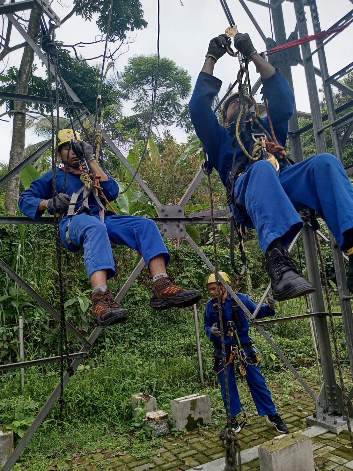 TEKNIK BEKERJA DENGAN AKSES TALI (ROPE ACCESS)